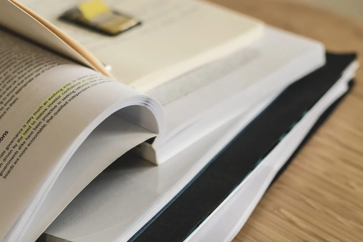 Opengeslagen leerboeken op een tafel